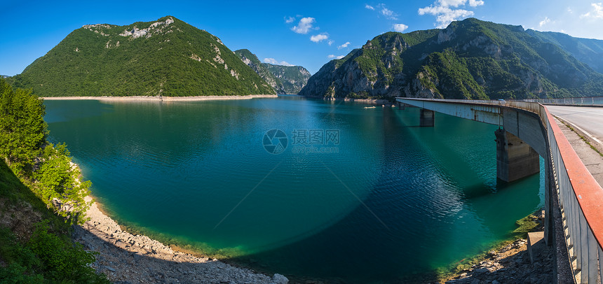 黑山著名的皮瓦河峡谷PivskoJezero夏季景色图片