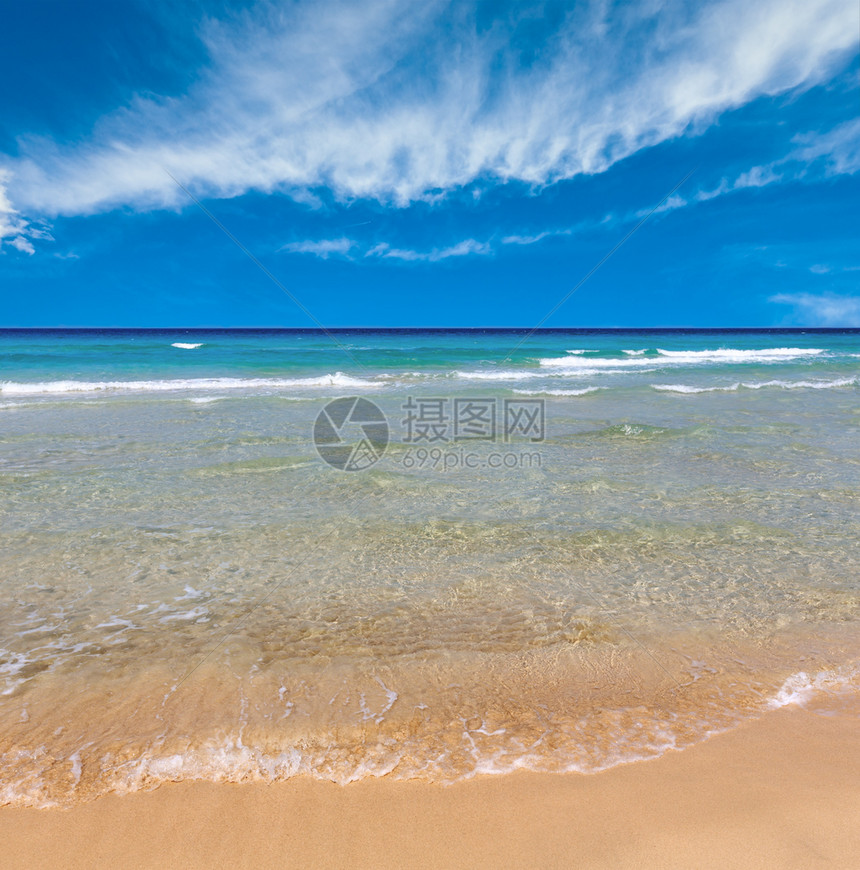 美丽的海浪夏天景色从沙滩图片