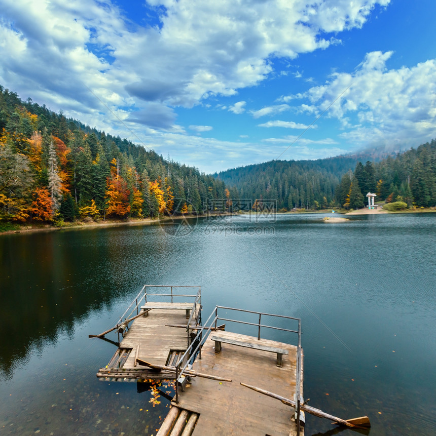 自然公园Synevyr秋天风景是乌克兰喀尔巴阡山脉MizhhiriaZakarpattia州最大的湖泊图片