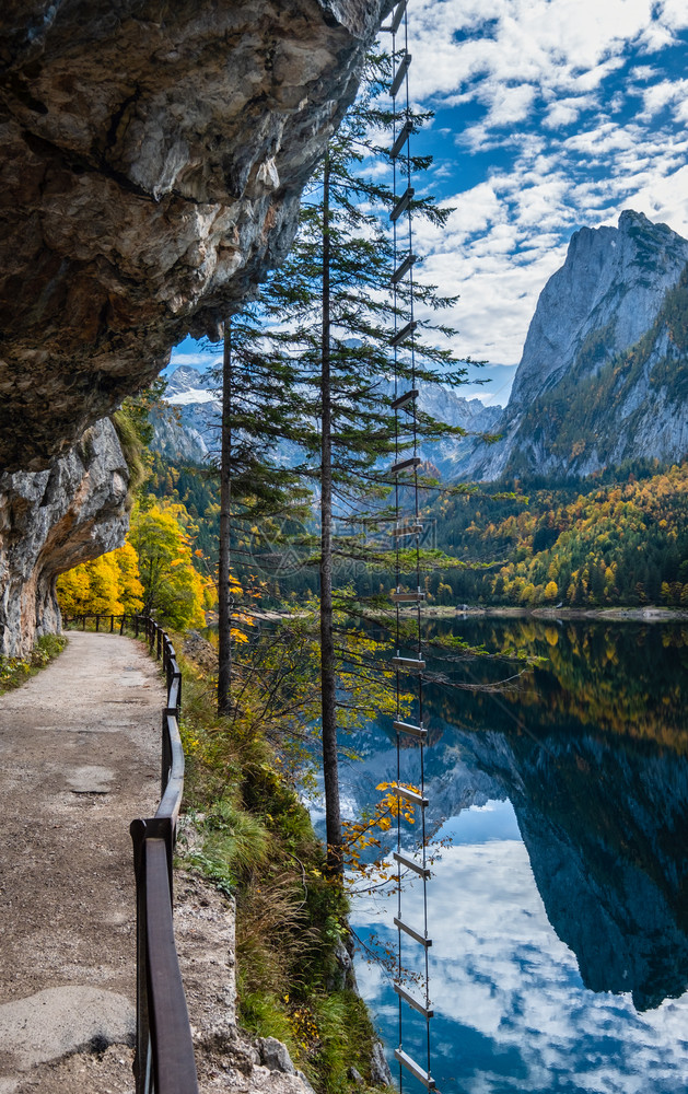 秋天高山风景和平的湖有清晰透明的水和反射物以及ferrata楼梯Gosauseen或VordererGosausee湖上奥地利D图片