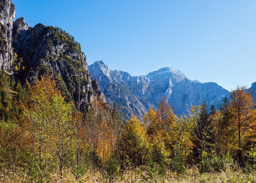 在奥地利北部阿尔姆西湖附近徒步旅行时和平的岩石山景图片