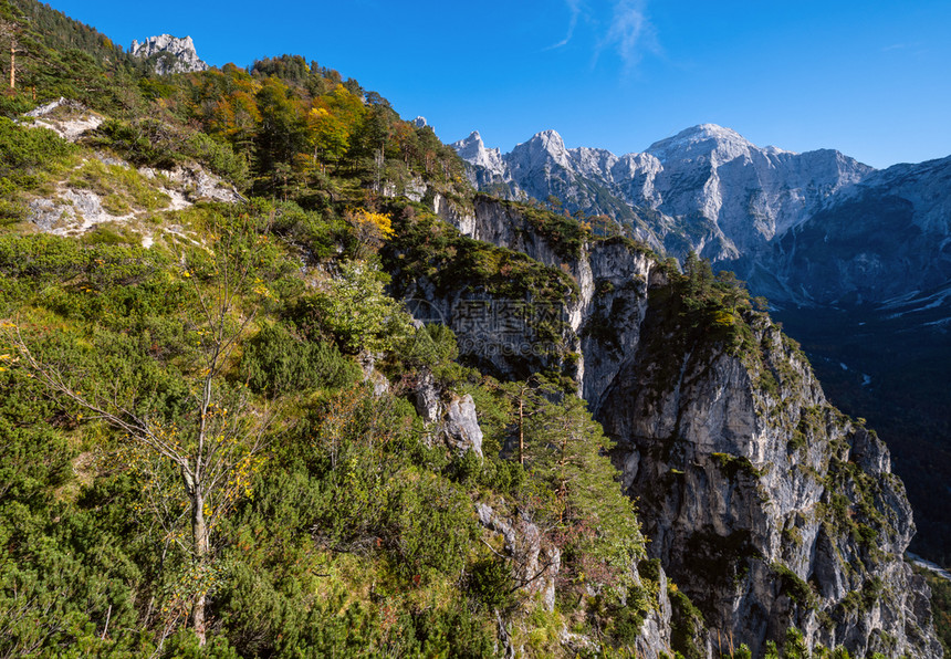 在奥地利北部阿尔姆西湖附近徒步旅行的路上和平岩石山景图片