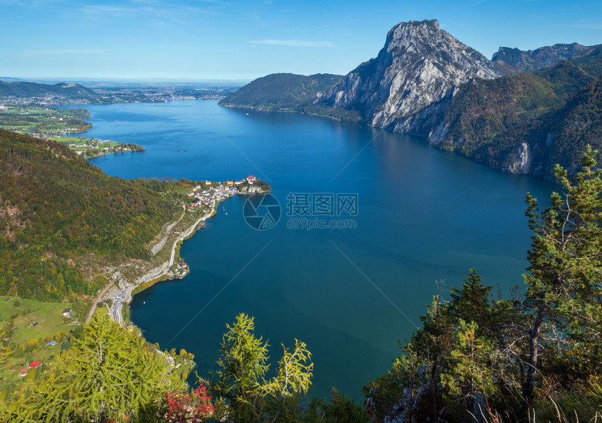 和平秋天阿尔卑斯山特劳恩西湖景图片