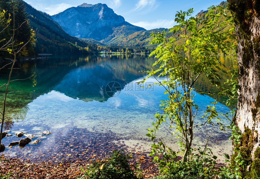 阳光明媚多彩的秋天风景和平的山湖水反射清晰上奥地利兰巴西恩湖图片