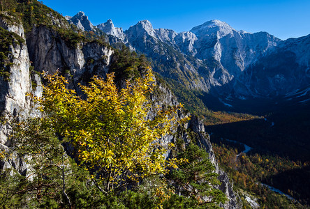 在奥地利北部阿尔姆西湖附近徒步旅行时和平的岩石山景图片