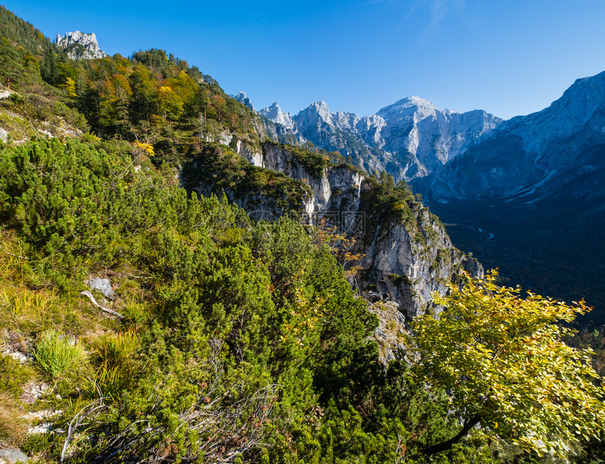 在奥地利北部阿尔姆西湖附近徒步旅行时和平的岩石山景图片