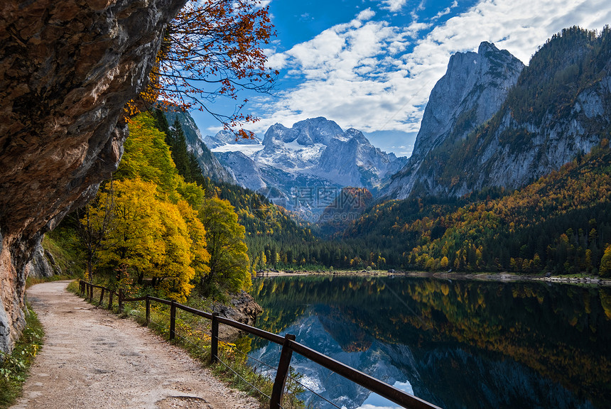 温和的多姿彩秋天风景和平的山湖水反射清晰透明Gosauseen或VordererGosausee湖上奥地利Dachstein峰顶图片