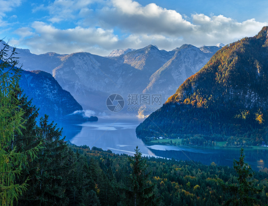 清晨的秋天风景多彩和平的山湖水面反射上奥地利州Hallstatter湖图片