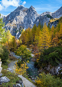 Tappenkarse湖附近的Sunny秋天高山岩石脉克莱纳尔萨茨堡州奥地利图片式徒步旅行季节和自然美貌概念场景背景图片
