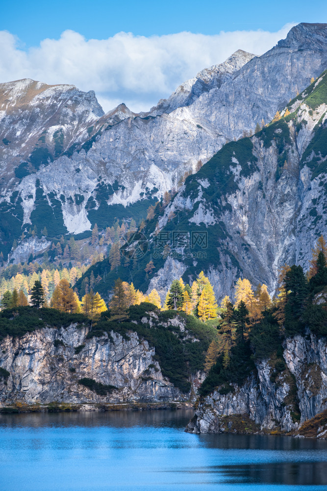 奥地利克莱纳尔州萨茨堡克莱纳市上方的山峰湖和岩石脉照片式徒步旅行季节和自然美貌概念场景图片