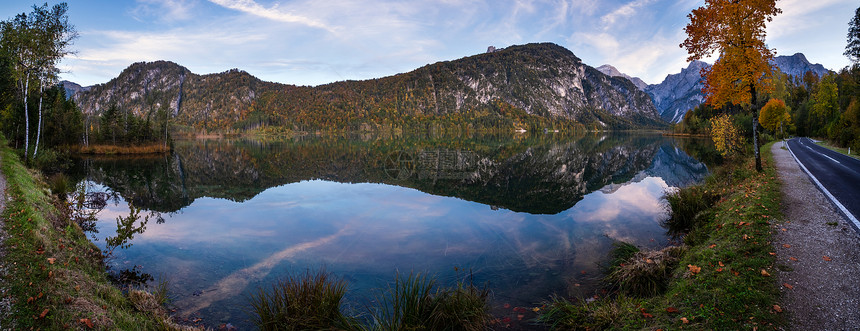 高山风景秋天傍晚和平的山湖水反射清晰透明上奥地利的阿尔姆西湖全景图片