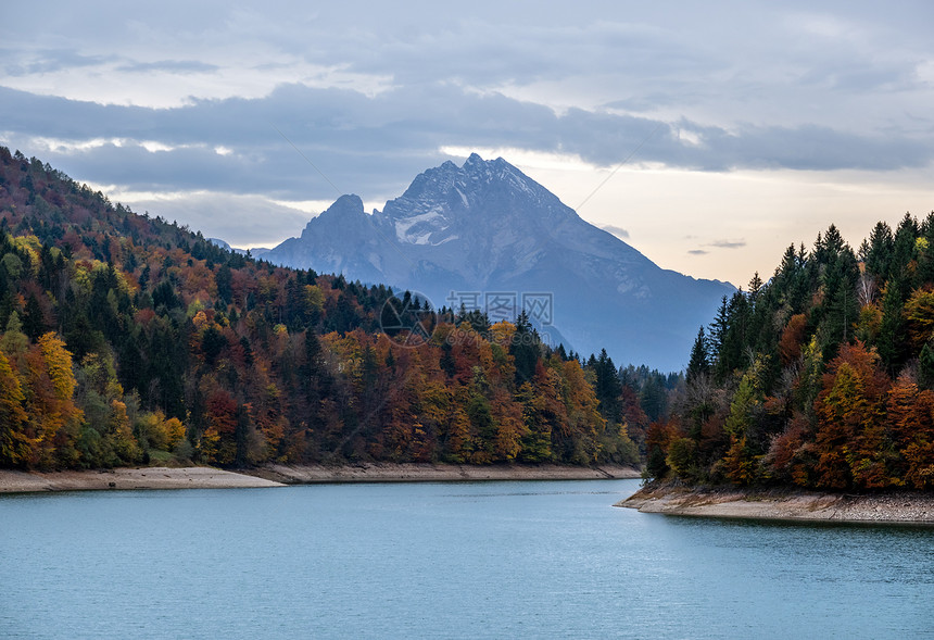 秋天阿尔卑斯山脉湖Wiestalstausee视野萨尔兹卡默古特上奥地利图片