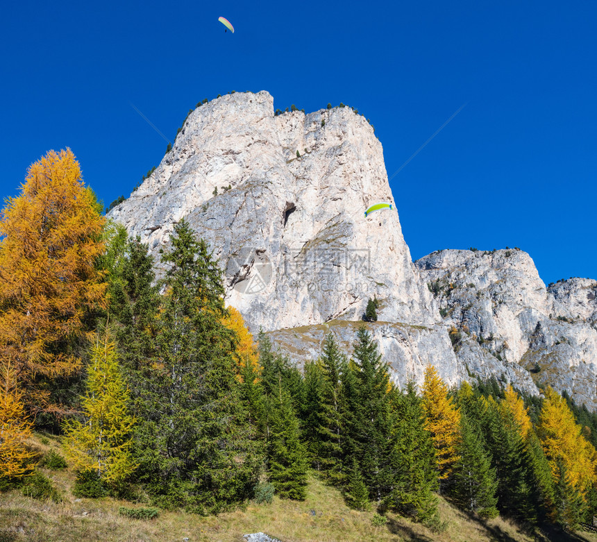 AlpineDolomites山丘和天空中无法辨认的滑翔伞GrodenSelvadiValGardanaSudtirol意大利W图片