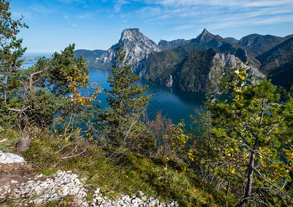 和平秋天阿尔卑斯山特劳恩西湖景图片