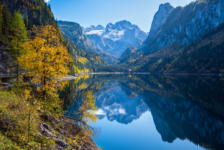 温和的多姿彩秋天风景和平的山湖水反射清晰透明的峰顶图片