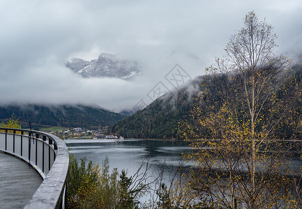 阿尔卑斯州蒂罗奥地利山高秋天湖Achensee摄影旅行季节和自然美景概念场背景图片