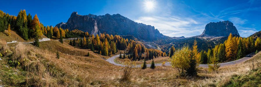 秋天高山多洛米景意大利苏斯蒂罗尔花园口附近的和平景象摄影旅行季节自然和农村美貌概念场景背景图片