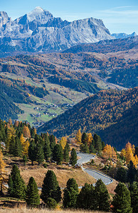 秋天高山多洛米景意大利苏斯蒂罗尔花园口附近的和平景象摄影旅行季节自然和农村美貌概念场景背景图片