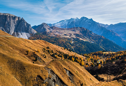 秋天高山多洛米景意大利苏斯蒂罗尔SellaPass附近的和平景象摄影旅行季节自然和农村美貌概念场景背景图片