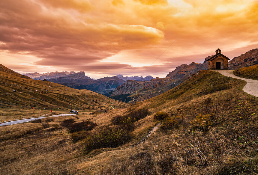 在意大利特伦蒂诺的波尔多伊山附近阿尔卑斯山丘多洛米特景摄影旅行季节自然和乡村美容概念场景图片