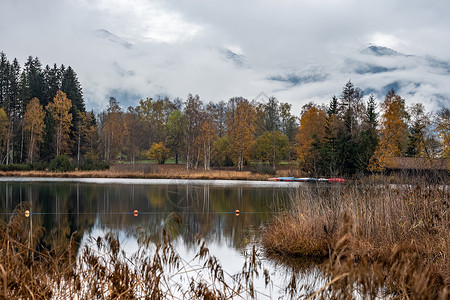 高山秋天湖施瓦兹西基茨布尔蒂罗奥地利阿卑斯山高清图片