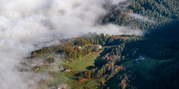 秋天阿尔卑斯山雾般的清晨景象来自JennerViewing平台SchonauamKonigsseeBavaria德国图片旅行季节图片