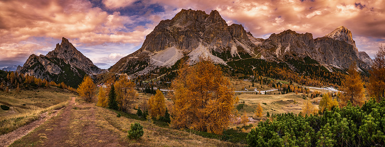 秋天多姿彩的阿尔卑斯山意大利苏格罗Falzarego路的和平景象图片旅行季节自然和乡村美容概念场景背景图片