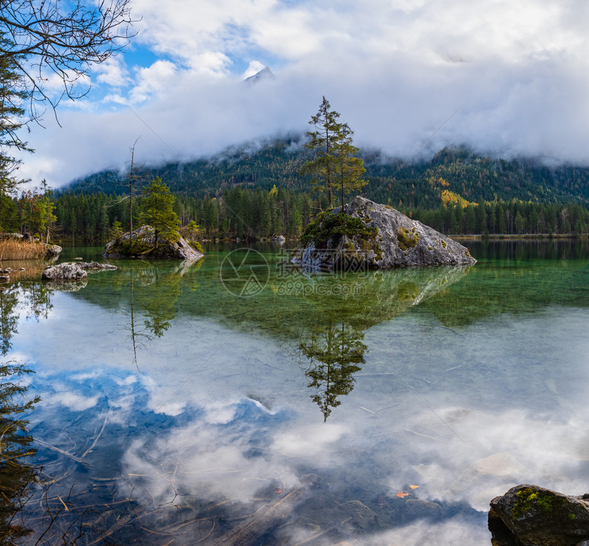 德国乌施兰阿尔卑斯山巴伐利亚阿尔卑斯山高秋天湖Hintersee贝希特斯加登公园德乌茨兰图画旅行季节和自然美容概念场景图片