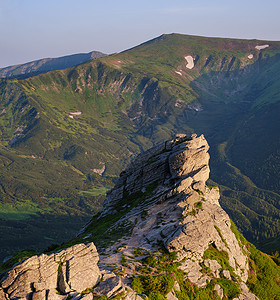 夏季山坡上的红玫瑰花朵和大岩石巨喀尔巴阡科诺霍拉乌克兰图片