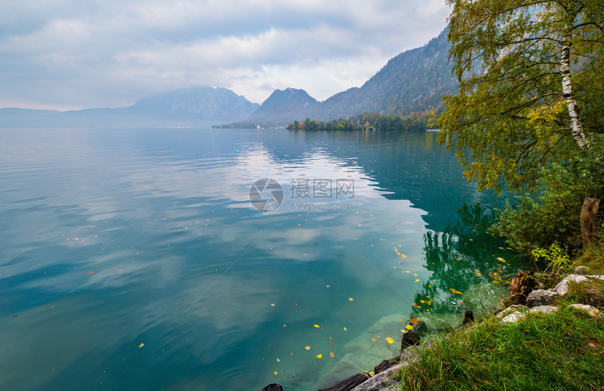 秋天阿尔卑斯山脉湖AtterseeviewSalzkammergut上奥地利州图片