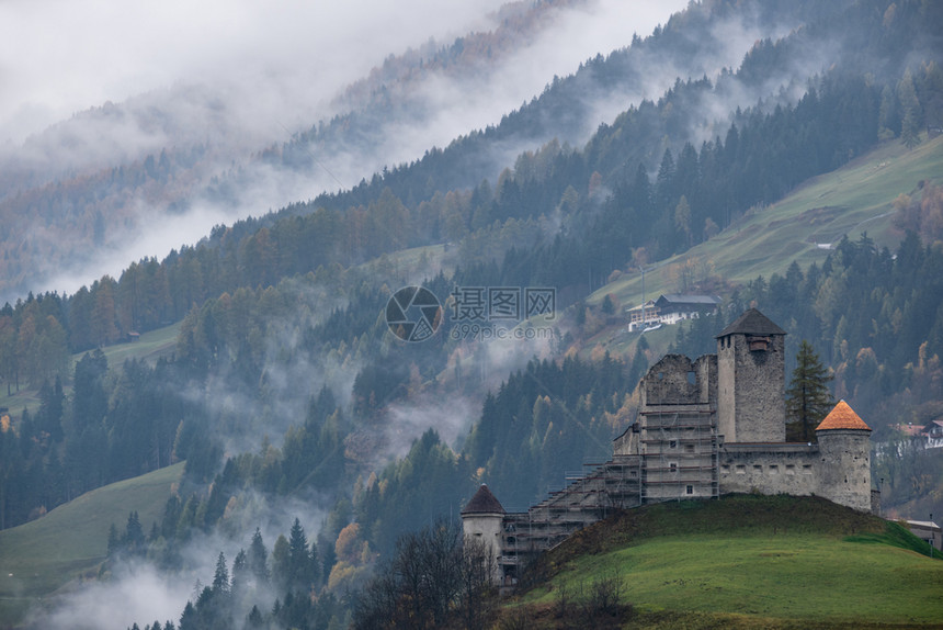 奥地利LienzerDolomitenAlps和海因菲勒斯城堡奥地利锡里安图片