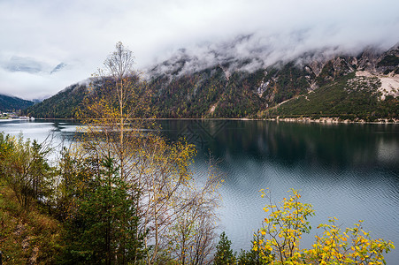 阿尔卑斯州蒂罗奥地利山高秋天湖Achensee摄影旅行季节和自然美景概念场背景图片