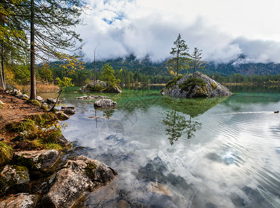 德国乌施兰阿尔卑斯山巴伐利亚阿尔卑斯山高秋天湖Hintersee贝希特斯加登公园德乌茨兰图画旅行季节和自然美容概念场景背景图片