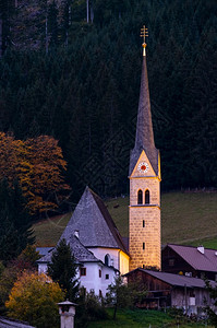 奥地利森林附近Gosau村郊的阿尔卑斯山乡下教堂图片