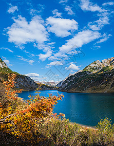 奥地利克莱纳尔州萨茨堡克莱纳市上方的山峰湖和岩石脉照片式徒步旅行季节和自然美貌概念场景背景图片