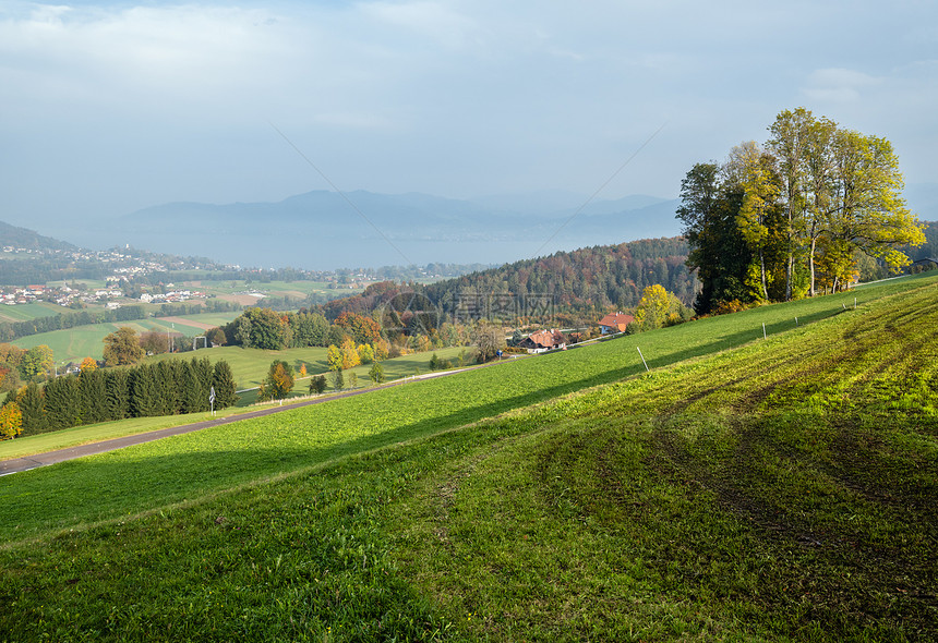 秋天的乡村观景与田野上的绿冬作物林末森KronbergStrasimAttegau上奥地利Attese湖和远处的城镇图片