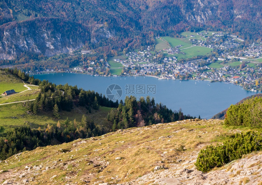 阿尔卑斯山湖从沙夫贝格的视角看萨尔兹卡默古特上奥地利人们无法辨认美丽的旅行徒步季节和自然美貌概念场景图片