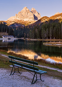 特雷米特Misurina湖和Lavaredo三峰TreCimediLavaredo意大利多洛米特人秋夜附近的座椅人们无法辨认照片穿梭季节背景