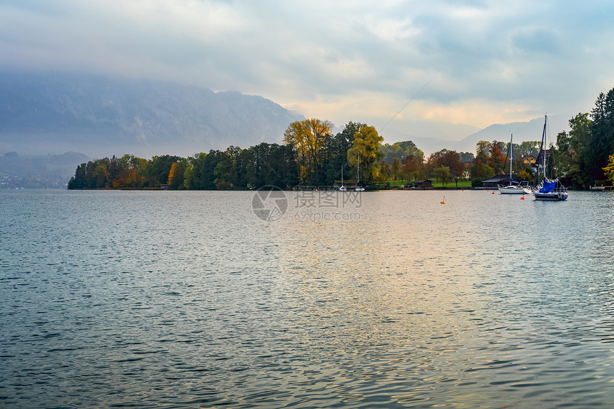 秋天阿尔卑斯山脉湖AtterseeviewSalzkammergut上奥地利州图片