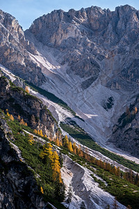 秋天多彩的阿尔卑斯山岩场景从环绕Braies湖或PragserWildsee湖南蒂罗尔意大利多洛米特阿尔卑斯山的远足路线上看到背景图片