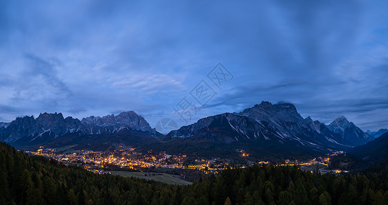 秋夜Cortinadrsquo安佩佐阿尔卑斯白云石山镇贝卢诺意大利风景如画的旅游和乡村美景的概念场景背景图片