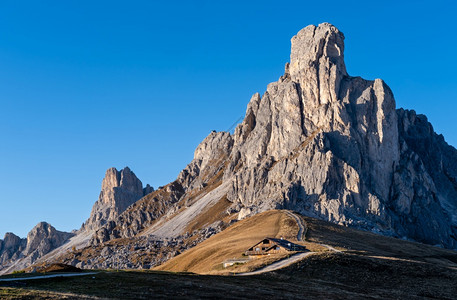 意大利Dolomites山前方的RaGusela岩石图片