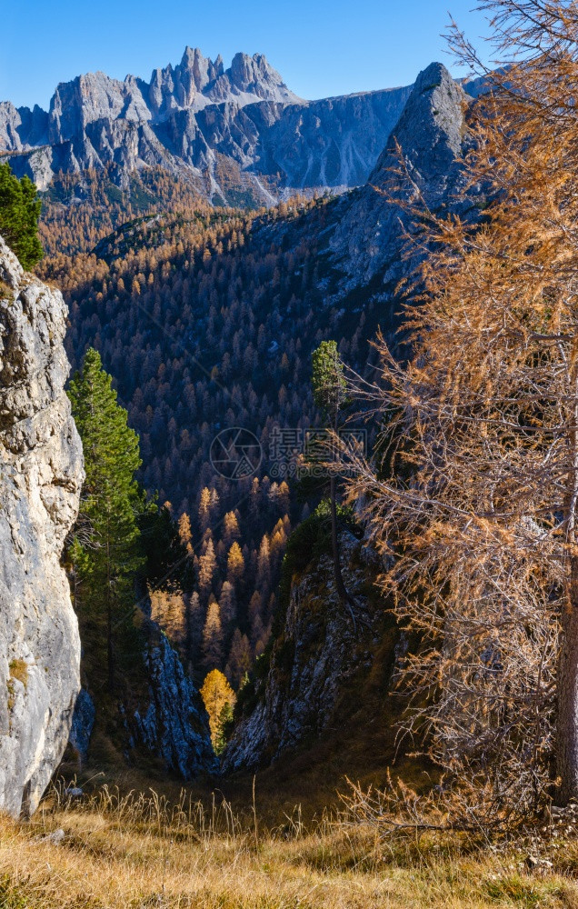 从GiauPass到CinqueTorri五根柱或座塔的远足之路到意大利Sudtirol的著名岩层图片