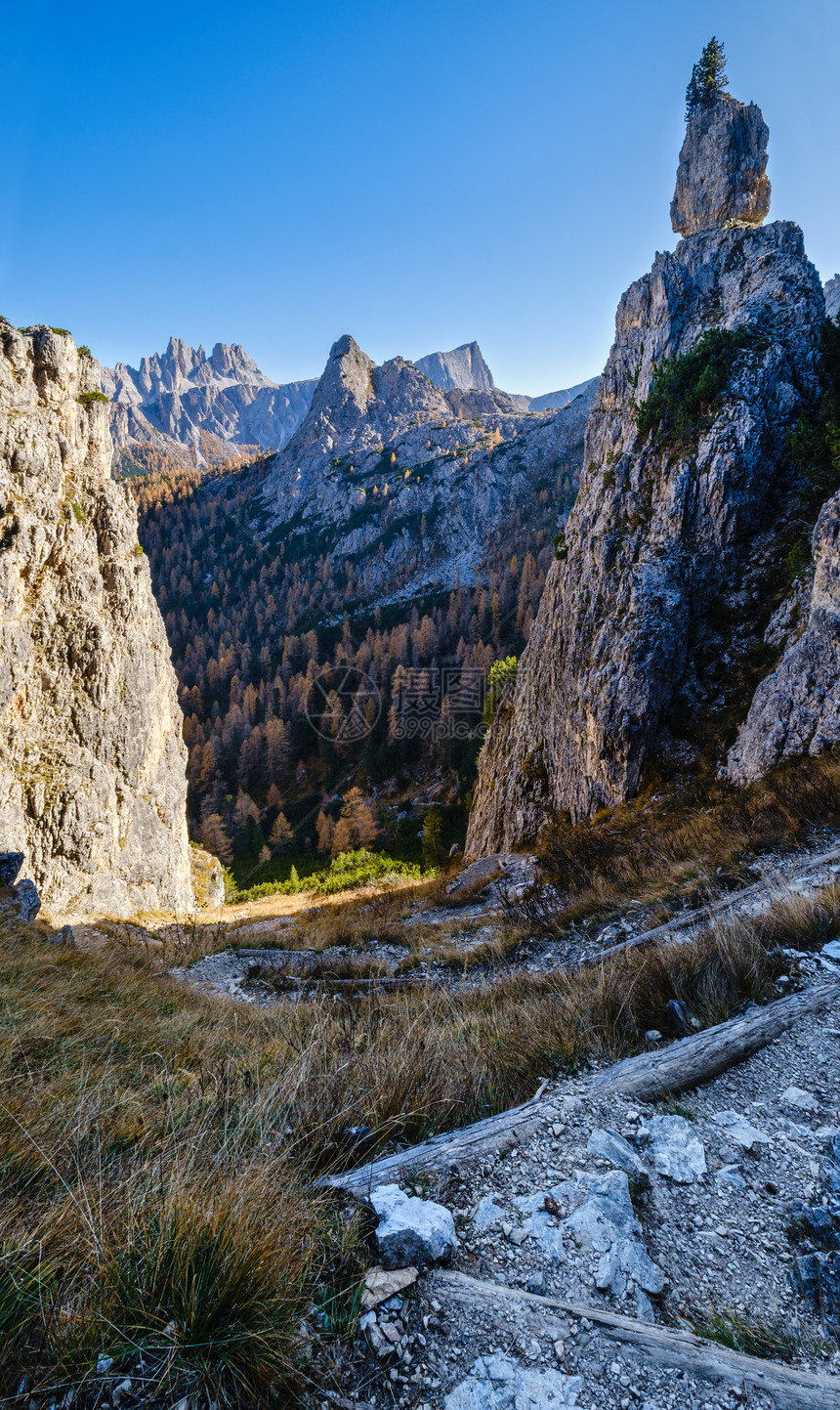 从GiauPass到CinqueTorri五根柱或座塔的远足之路到意大利Sudtirol的著名岩层图片