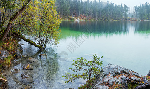 德国乌施兰阿尔卑斯山巴伐利亚阿尔卑斯山高秋天湖Hintersee贝希特斯加登公园德乌茨兰图画旅行季节和自然美容概念场景背景图片