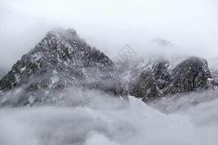 横扫秋天高山风景通过雾云覆盖山上硅片气候环境和天概念的空背景图片