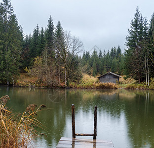 AlpineLakeGeroldee或WagenbruuchseeBavaria德国巴伐利亚秋天雾和细雨的一天图片穿梭季节天气农图片