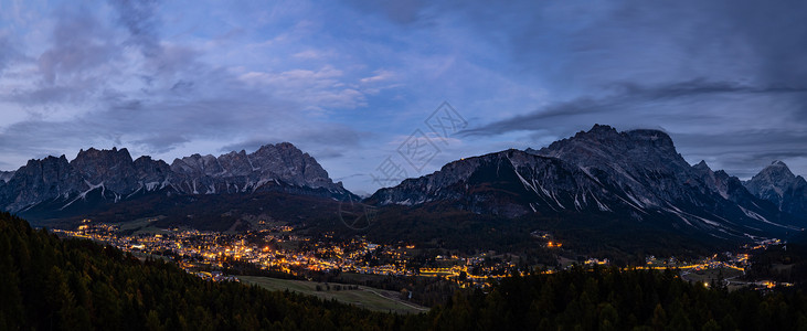 秋夜Cortinadrsquo安佩佐阿尔卑斯白云石山镇贝卢诺意大利风景如画的旅游和乡村美景的概念场景背景图片