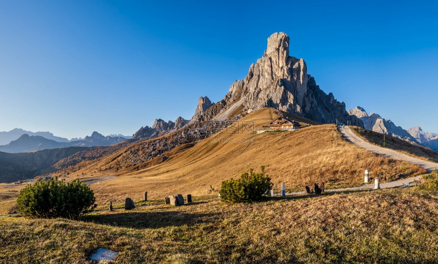 意大利Dolomites山前方的RaGusela岩石图片