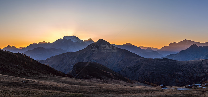 意大利多洛米山脉和平观来自GiauPass气候环境和旅行概念场景图片